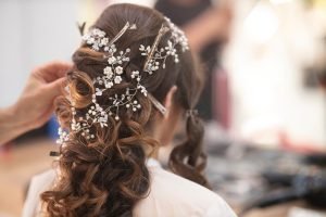 Choisir sa coiffure de mariage selon sa robe