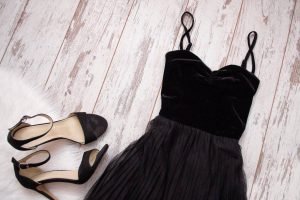 Comment égayer une robe noire pour un mariage ?
