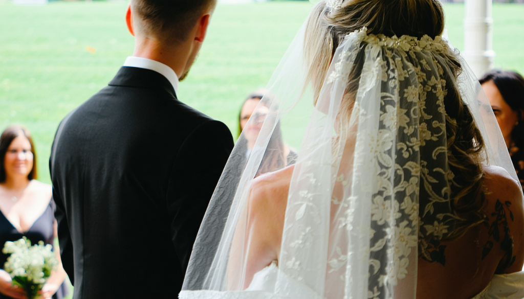 découvrez comment la photographie de mariage argentique fait son grand retour en 2025. plongez dans la tendance vintage, ses avantages et l'authenticité qu'elle apporte aux souvenirs de mariage.