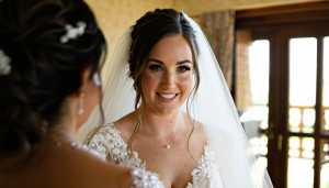 découvrez les étapes incontournables pour réussir votre essai coiffure et maquillage de mariage. conseils, astuces et recommandations pour trouver votre look parfait le jour j !