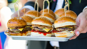 offrez à vos invités une expérience gourmande unique avec un foodtruck privatisé pour votre mariage. un concept original, convivial et personnalisé pour un repas inoubliable !