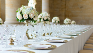 découvrez nos astuces pratiques pour réussir le plan de table de votre mariage et bien placer vos invités afin de garantir une ambiance conviviale et harmonieuse le jour j.